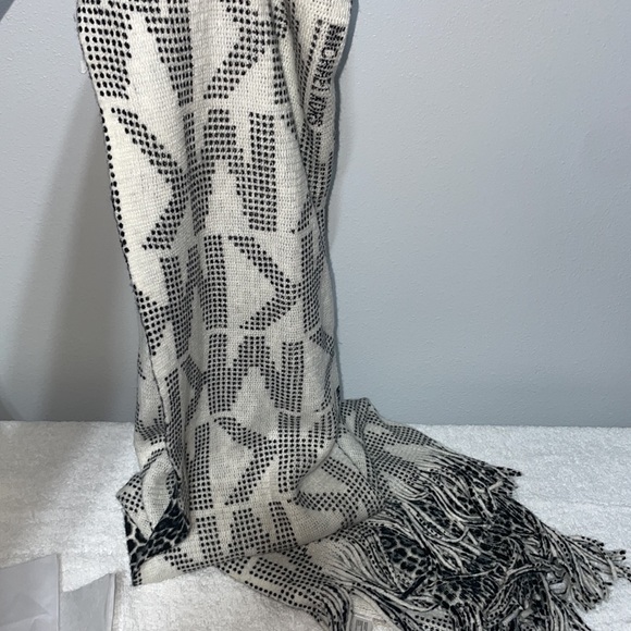 Micheal Kors Scarf 🧣 - Picture 2 of 5